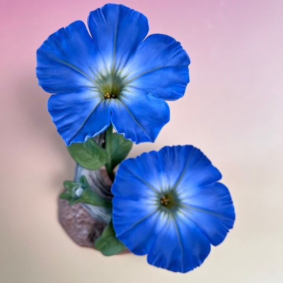 Boehm Vintage Blue Petunia Porcelain Figurine Signed by Helen Boehm 6” As Is - Picture 4 of 11